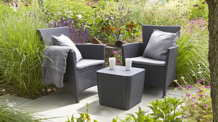 Пластиковая мебель на дачу 